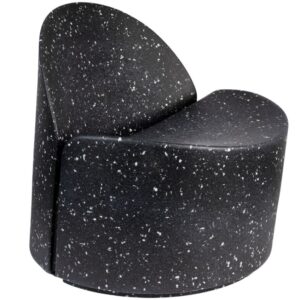 Černé terazzo zahradní lounge křeslo Zuiver Bloom